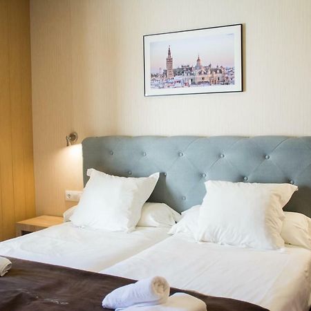 Hotel Plaza Sevilla Exteriör bild