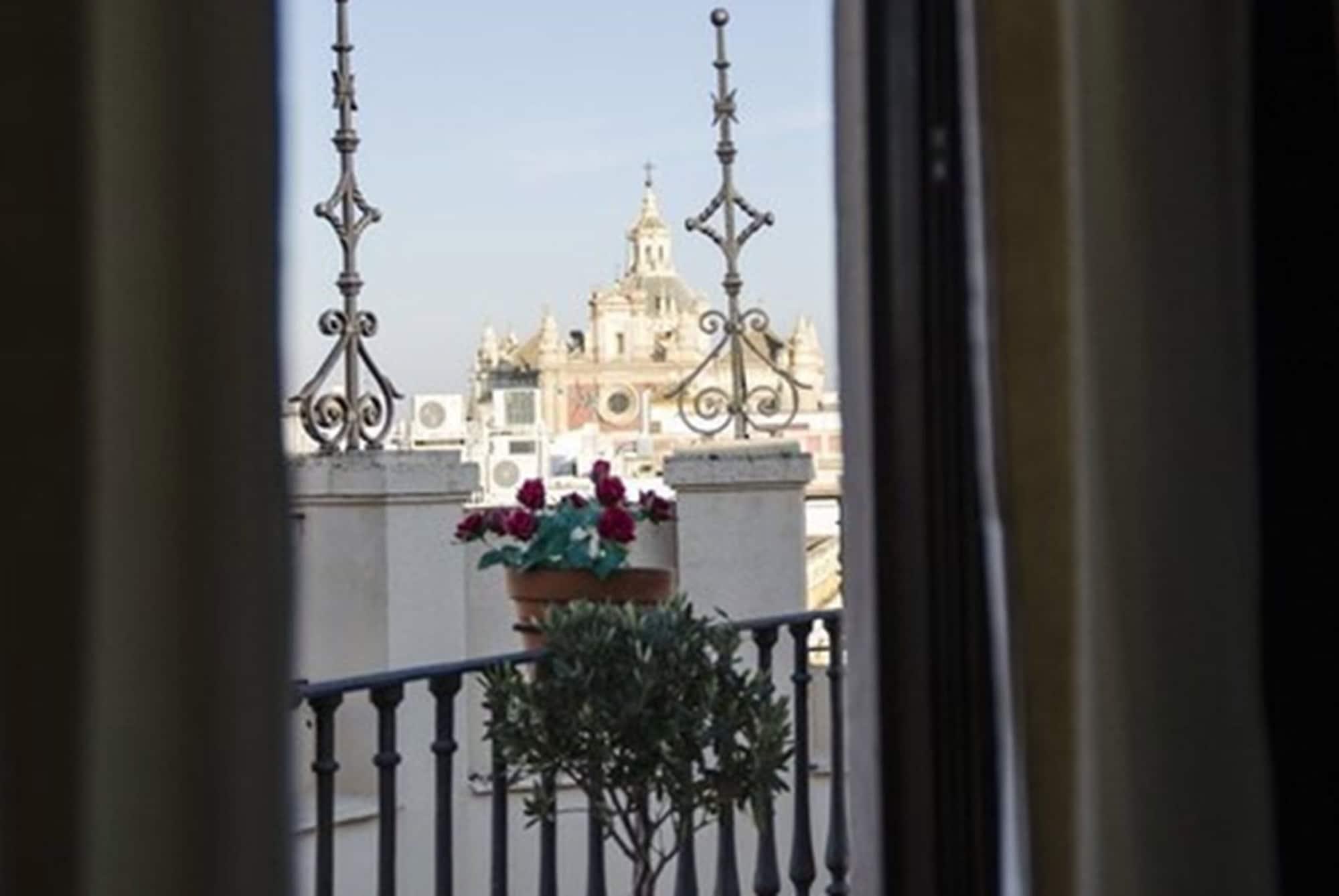 Hotel Plaza Sevilla Exteriör bild