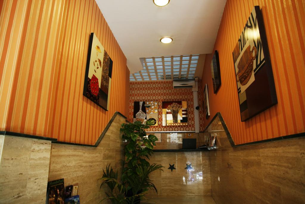 Hotel Plaza Sevilla Exteriör bild