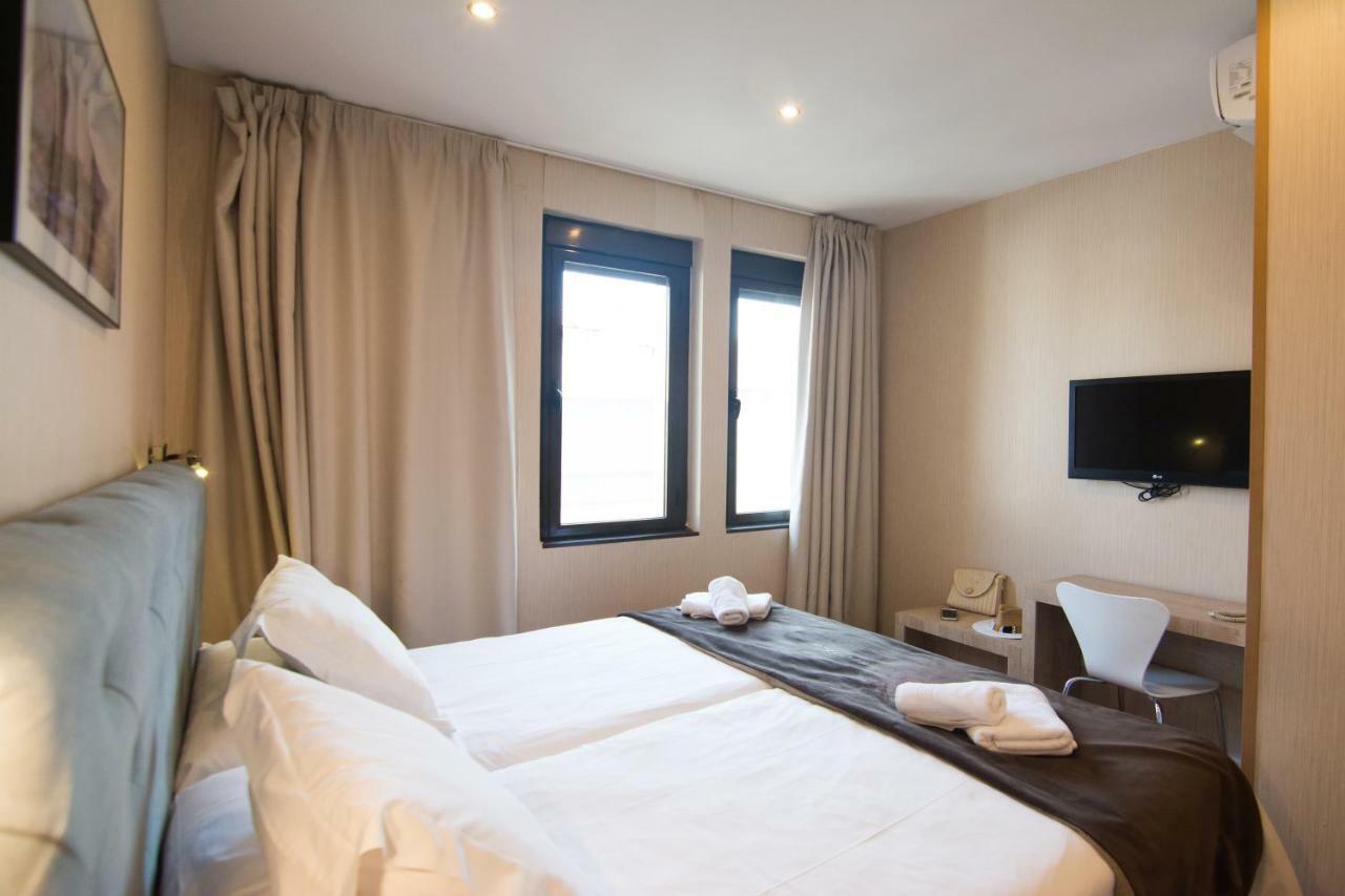 Hotel Plaza Sevilla Rum bild