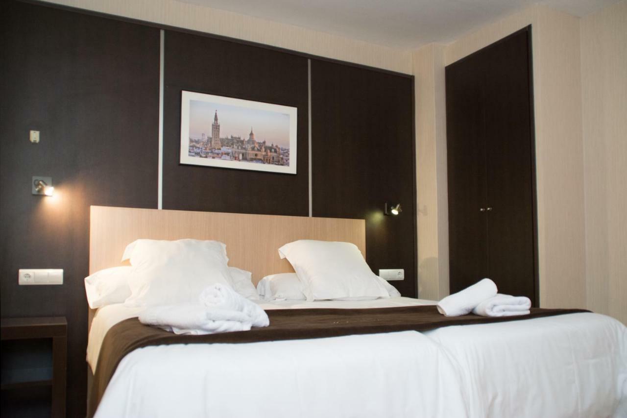 Hotel Plaza Sevilla Rum bild